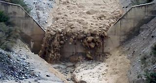 Unberechenbar. Ger&ouml;llmassen bahnen sich ihren Weg durch das Bachbett des Illgrabens. 