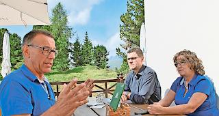 Frischer Wind. Zentrumsleiter Laudo Albrecht, Projektleiter Iwan Ruppen und Carmen Supersaxo, Leiterin des Pensionsbetriebs (von links), &shy;erkl&auml;ren die geplante Neuausrichtung des Pro Natura Zentrums Aletsch.Foto wb