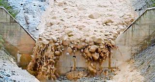 Eindr&uuml;cklich. Ger&ouml;llmassen bahnen sich ihren Weg durch das Bachbett des Illgrabens.Foto Screenshot Video Renate Ruffiner