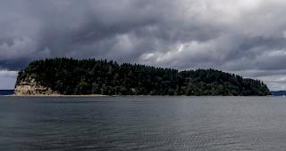 Auf einer sp&auml;rlich besiedelten Insel st&uuml;rzte das gestohlene Passagierflugzeug ab.&nbsp;