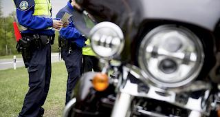 Die Polizei konnte am Samstag einen 22-j&auml;hrigen Motorradfahrer mit &uuml;berh&ouml;hter Geschwindigkeit in Uvrier anhalten (Symbolbild).