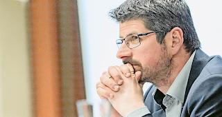 Bekenntnisse. Yannick Buttet hat hierf&uuml;r die Boulevard-Presse ausgew&auml;hlt.Foto Keystone