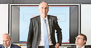 Bildungsdirektor. Staatsrat Christophe Darbellay gestern an der Pr&auml;sentation in Martinach, flankiert von Claude Pottier, Chef der Dienststelle f&uuml;r Berufsbildung (links), und Jean-Philippe Lonfat, Chef der Dienststelle f&uuml;r Unterrichtswesen. Foto Keystone