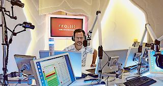 Gut unterwegs. Moderator Sebastian Voide im rro-Studio. Der Oberwalliser Lokalsender weist f&uuml;r das erste Halbjahr 2018 erfreuliche Zahlen aus.Foto zvg