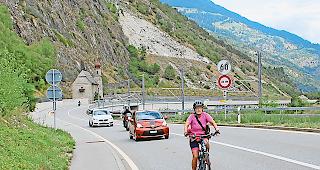 Gef&auml;hrlich. Bis heute m&uuml;ssen Radfahrer die Strecke zwischen Bitsch und M&ouml;rel-Filet auf der viel befahrenen Kantonsstrasse zur&uuml;cklegen.Foto wb