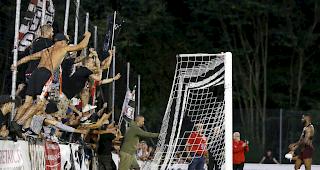 Sittener Fans feiern Neuzuz&uuml;ger Alexandre Song nach dem Spiel des FC Sitten gegen K&ouml;niz. 