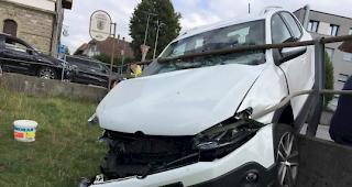 Eine junge Automobilistin hat einen ungl&uuml;cklichen Unfall gebaut.