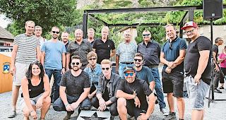 Geehrt. Die Jungs von Kodaline mit Vertretern des Festivals und der Gemeinde. Foto Alain Amherd