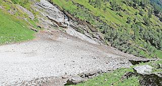 Enorm. Noch liegen gewaltige Schneemassen des Lawinenkegels des letzten Winters &uuml;ber dem Baltschiederbach.