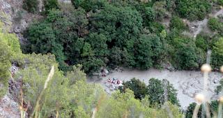 In einer Schlucht in S&uuml;ditalien sind mindestens zehn Ausfl&uuml;gler von Wassermassen &uuml;berrascht und in den Tod gerissen worden.