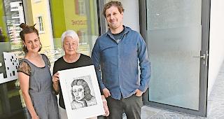 Vernissage in Sicht. Sara Eggel, Mariell Ritz-Thaler und Samuel Schnydrig mit einem Werk von Willy Thaler: Morgen Freitag wird &laquo;Holz la redu&raquo; im World Nature Forum er&ouml;ffnet.Foto wb