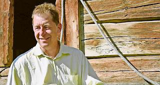 Steinbildhauer. Ulrich Gsell mit einer Skulptur, die er in Bellwald schuf, vor dem Atelier Kirchenstadel: &laquo;Gr&ouml;ssen, die ich  wegtragen kann.&raquo;Foto wb