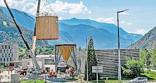 Turmhoch. Montagearbeiten des 20 Meter hohen Salzsilos beim A9-Werkhof  am gestrigen Donnerstag in Gamsen.Foto wb/Andrea Soltermann