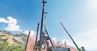 Pfahlbauer. Beim Erstellen der Bohrpfahlw&auml;nde kommt schweres Ger&auml;t zum Einsatz.