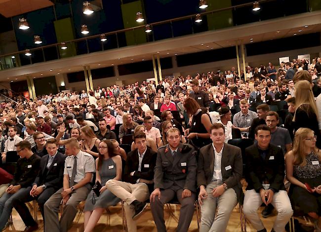 Am Freitag wurden in Brig wieder Fähigkeitszeugnisse, Berufsatteste und Berufsmaturitätsdiplome verteilt.