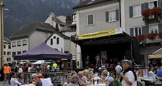 Stimmung am sp&auml;ten Freitagnachmittag auf dem Stadtplatz.