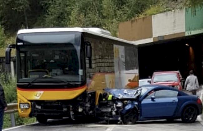 Am Samstagnachmittag ist es auf der Saastalstrasse bei Eisten zu einem Zusammenstoss zwischen einem Postauto und einem Personenwagen gekommen.