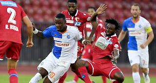 Xavier Kouassi (rechts) h&auml;lt zwar Aimery Pinga in Schach, Sitten hingegen GC nicht.