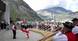 Die Alphornbl&auml;ser und Fahnenschwinger machten den Festauftakt vor der Laldner Dorfkirche, wo anchliessend die Jodlermesse gefeiert wurde.   