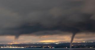 Die Wasserhosen hingen als Schl&auml;uche wie R&uuml;ssel unter tiefliegenden Wolken in die Seen wie hier auf dem Bodensee hinunter. 