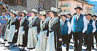 Der Gastgeber. Der Jodlerklub &laquo;Bachji&raquo;, Lalden, beim Umzug durchs eigene Dorf in der neuen Tracht.