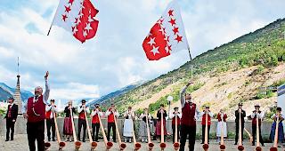 Es lebe das Brauchtum. Fahnenschwinger und Alphornbl&auml;ser vor der Kirche in Lalden.Foto wb