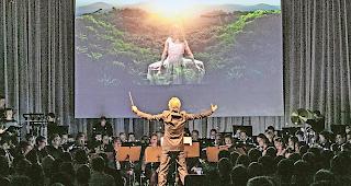 Sp&uuml;rbare Energie. Dirigent de Meij leitete die Musiker durch seine anspruchsvolle Sinfonie.