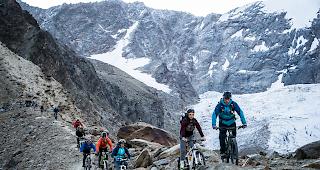 Den Junioren gefielen Ausblick und Trails bei der Bikeabfahrt am Sonntag von der Weissmiesh&uuml;tte
hinunter ins Tal.