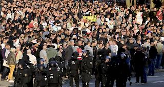 Chemnitz. Polizisten versuchen, ein Aufeinanderprallen von rechten und linken Gruppen zu verhindern.&nbsp;