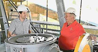Investitionsfreudig. CEO Matthias In-Albon (links) und VR-Pr&auml;sident Heinz Brand bei einer Ortsschau in der Bergstation der neuen Gondelbahn Saanersloch.