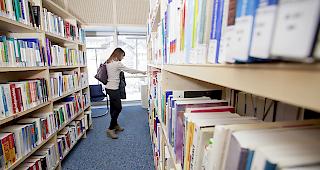 Bilanz. W&auml;hrend im Schweizer Durchschnitt etwa ein halbes Prozent der Wohnbev&ouml;lkerung Stipendien oder Darlehen bezieht, sind es in den Kantonen Wallis, Graub&uuml;nden und Basel-Stadt doppelt so viel.