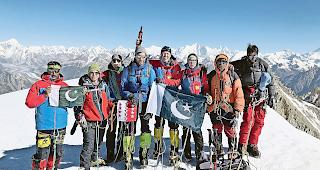 Angekommen. Patrick Z&rsquo;Brun (Mitte) mit Expeditionsteilnehmern und Hochtr&auml;gern auf dem Gipfel des &laquo;Swiss Sherpa Peaks&raquo;.Foto zvg