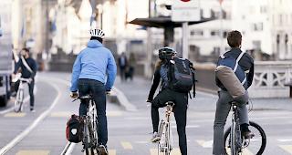Sicherheit. Gem&auml;ss neuen Zahlen der Beratungsstelle f&uuml;r Unfallverh&uuml;tung sch&uuml;tzen sich immer mehr Velofahrer mit einem Helm. Luft nach oben besteht aber dennoch.