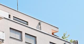 Glimpflich. Keine Verletzten durch hinabst&uuml;rzendes Balkongel&auml;nder. 