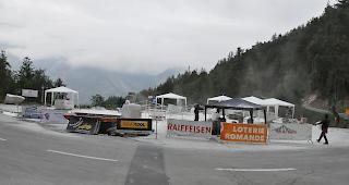 Acht K&uuml;nstler aus acht L&auml;ndern verwandeln dieser Tage in Unterb&auml;ch tote Felsbl&ouml;cke in lebhafte Skulpturen.