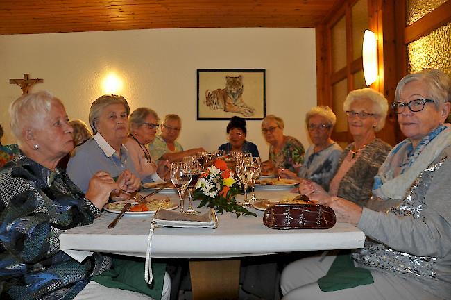 Bon appétit! Bewohner des Wohnheims St. Sebastian geniessen das "Geburtstagsmahl".