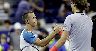 &Uuml;berraschung.&nbsp;Der favorisierte&nbsp;Alexander Zverev (rechts) scheitert an den US Open in der dritten Runde an Landsmann Philipp Kohlschreiber.