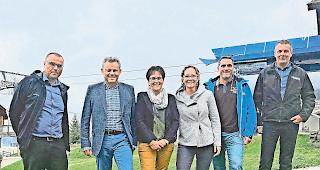 Zufrieden. Der VR der Rosswald Bahnen mit (von links) Daniel Zenh&auml;usern, Pr&auml;sident Iwan Willisch, Liliane Zeiter-Eyer, Jenny Schmid-Amacker, Stefan Luggen und Betriebsleiter Fredi Lang.Foto wb