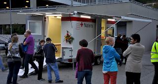 Interessierte inspizieren den neuen Anh&auml;nger des Samaritervereins Naters.