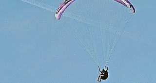 Schwer verletzt. Aufgrund einer Vortrittsverletzung st&uuml;rzte  ein Gleitschirmpilot bei Zermatt ab.Symbolbild Keystone&nbsp;