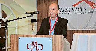 Verteilt Lob. Markus Schmid, Pr&auml;sident des Walliser Hotelier-Vereins, lobt die Mitglieder f&uuml;r ihre Arbeit.Foto wb