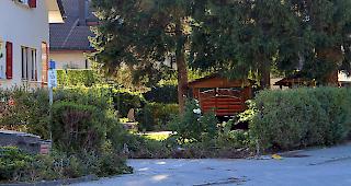 Spuren des fr&uuml;hmorgendlichen Unfalls im Kleeg&auml;rtenquartier in Visp.