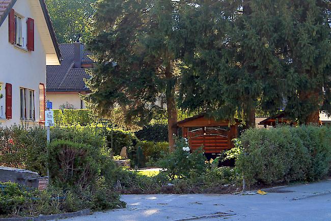 Spuren des frühmorgendlichen Unfalls im Kleegärtenquartier in Visp.