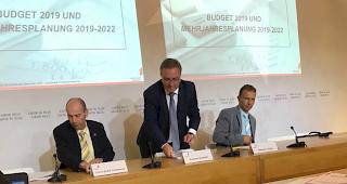 Informierten am Dienstagmorgen zum Budget 2019 (v.l.) : Pierre-Andr&eacute; Charbonnet, Chef der Kantonalen Finanzverwaltung, Roberto Schmidt, Vorsteher des Departements f&uuml;r Finanzen und Energie sowie Damian Locher, Adjunkt und Leiter Hauptbuchhaltung des Kantons Wallis. 