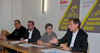 Fordern mehr Velo auch f&uuml;rs Oberwallis (v.l): Thomas Egger, Nationalrat und Vorstandsmitglied Verein Oberwallis Verkehr und Tourismus (OVT), Brigitte Wolf, Gesch&auml;ftsleiterin Verkehrs-Club VCS Wallis, Philipp Matthias Bregy, Vizepr&auml;sident TCS Wallis, und Sixtus Bregy, Pr&auml;sident Verein Tandem 91.