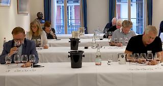 Das Weindorf Salgesch feiert mit einer grossen Vertikaldegustation f&uuml;r das Fachpublikum in Zermatt.