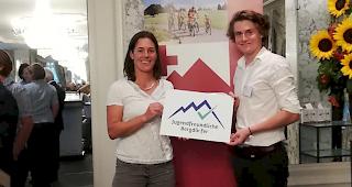 Gemeinder&auml;tin Romana Roten und der Jugenddelegierte Luca Grichting anl&auml;sslich der Label-&Uuml;bergabe in Bern.