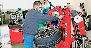 Konzentriert bei der Sache: Christian Archival bei der Arbeit in der Garage. Foto zvg