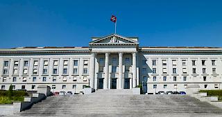 Entscheid. Im 2013 stiess ein 33-j&auml;hriger Mann seinen Rivalen im Val d'Anniviers von einer Klippe. Das Bundesgericht hat dessen Beschwerde abgewiesen, womit dessen Verurteilung zu einer Freiheitsstrafe von 16 Jahren wegen Mordes und Drohung rechtskr&auml;ftig ist.