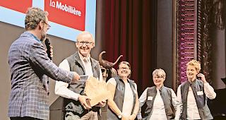 Nummer 1. Die Hotelbetriebe aus Blatten bei der Auszeichnung durch Moderator Nick Hartmann. Lukas Kalbermatten,  Brigitte Lehner-Hasler, Helene Bellwald und Esther Bellwald&nbsp;(von links).Foto zvg